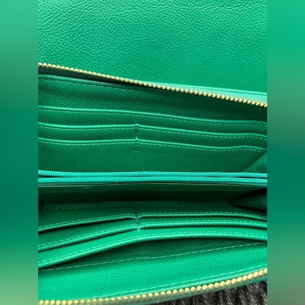 W017.2 Merona Green Zipper Wallet (single) - Picture 2 of 3